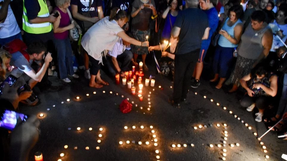 Οργή λαού! – Εκατοντάδες πολίτες στο Σύνταγμα – «Συγγνώμη» στα θύματα της πυρκαγιάς – Ωμή παραδοχή Σκουρλέτη: «Δεν υπήρχε σχέδιο διαχείρισης»